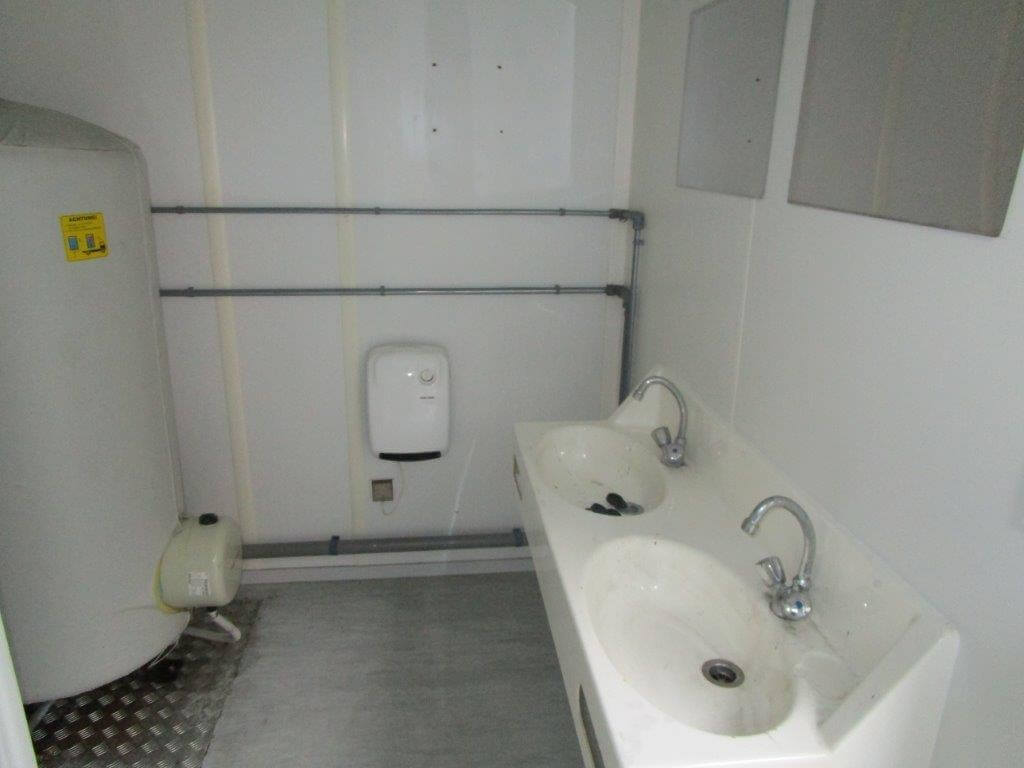 20 Fuss Duo- Umkleideanlage mit Duschen und WC- Bereich – Bild 12