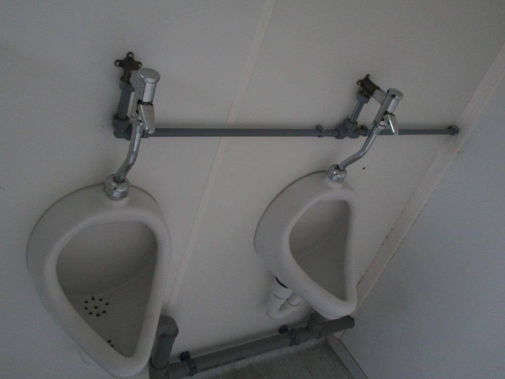 20 Fuss Duo- Umkleideanlage mit Duschen und WC- Bereich – Bild 7