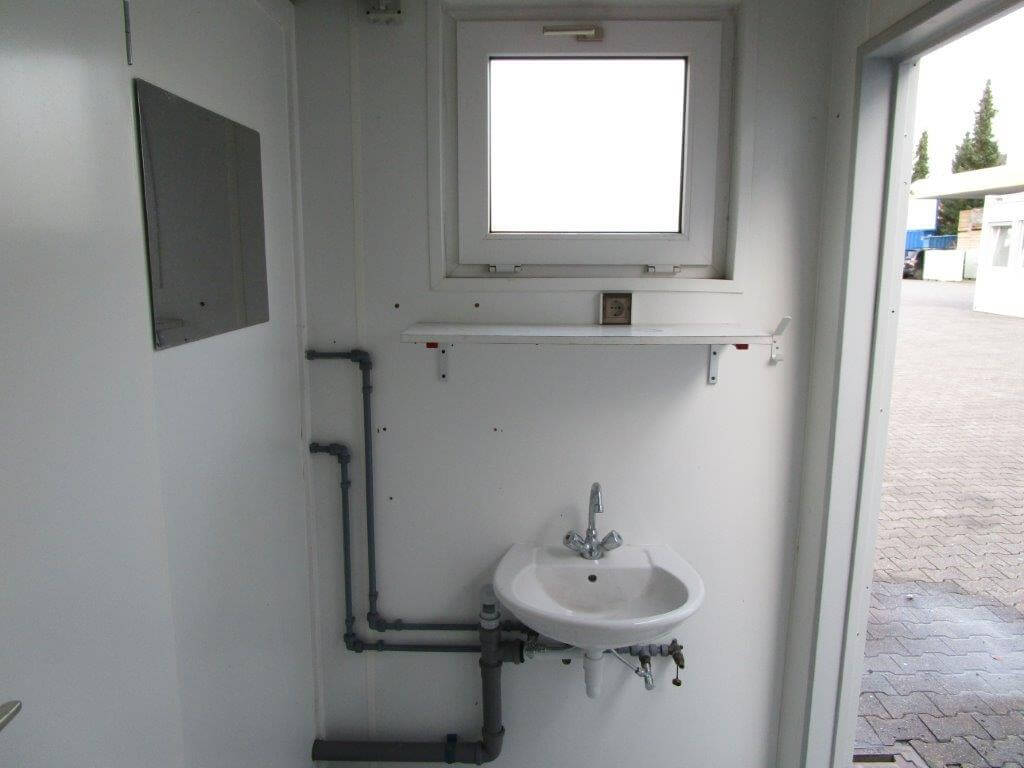 20 Fuss Duo- Umkleideanlage mit Duschen und WC- Bereich – Bild 9